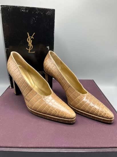 YVES SAINT LAURENT - Court shoes. 1990s.

Light...