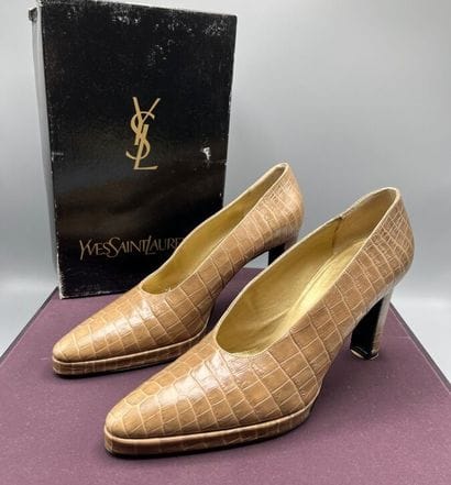 YVES SAINT LAURENT - Court shoes. 1990s.

Light...
