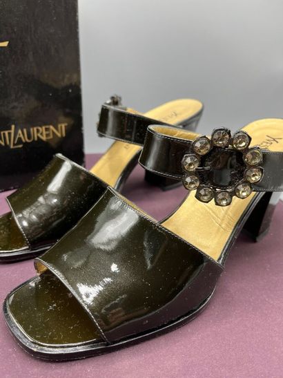 YVES SAINT LAURENT - Court shoes. 1990s.

Black...