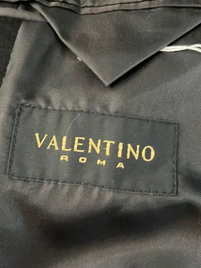VALENTINO - Manteau ligne homme

Modèle taillé...