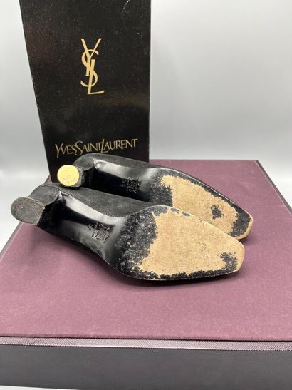 YVES SAINT LAURENT - Court shoes. 1990s.

Black...