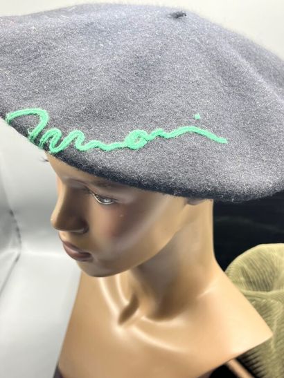 GIORGIO ARMANI - Lot de 4 chapeaux des années...