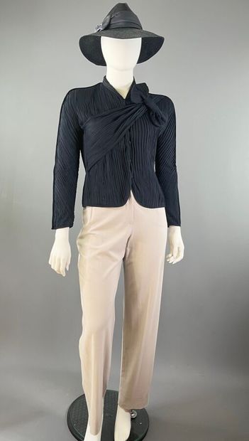 GIORGIO ARMANI - Veste et pantalon.

Modèle...