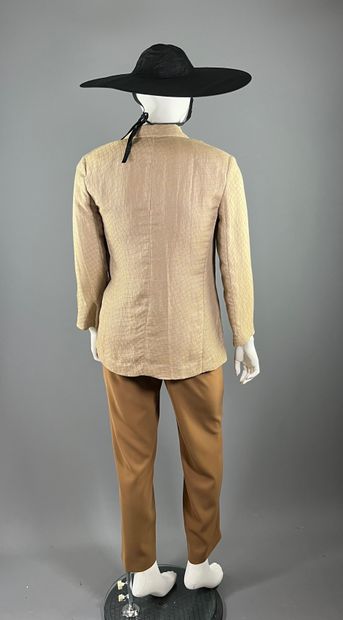 GIORGIO ARMANI - veste / tunique et pantalon.

Modèle...