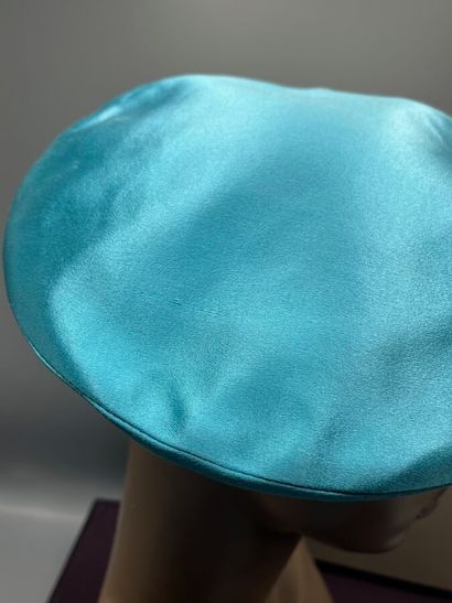 GIORGIO ARMANI - vers 2010 - Lot de 2 chapeaux.

Modèle...