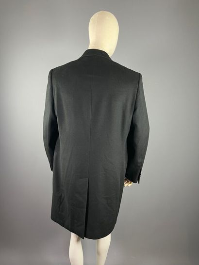 VALENTINO - Manteau ligne homme

Modèle taillé...