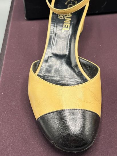 CHANEL - Escarpins ouverts - Taille 39

Le...