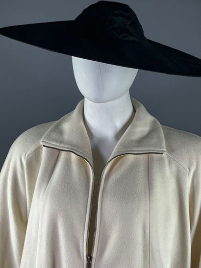 GEORGES RECH Unanyme - Manteau.

Le modèle...