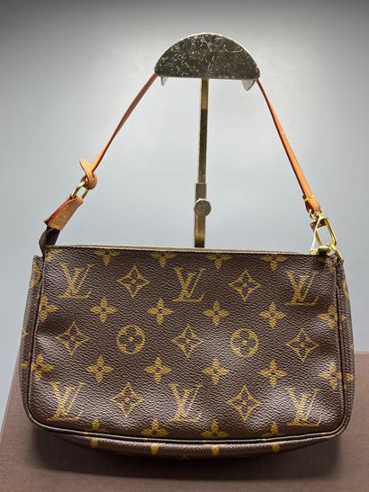 LOUIS VUITTON - Sac pochette accessoires...