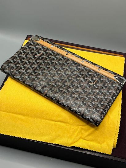 GOYARD - Pochette MONTE CARLO - 2008

Le...