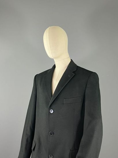 VALENTINO - Manteau ligne homme

Modèle taillé...