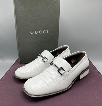 GUCCI - Mocassins.

Le modèle est réalisé...