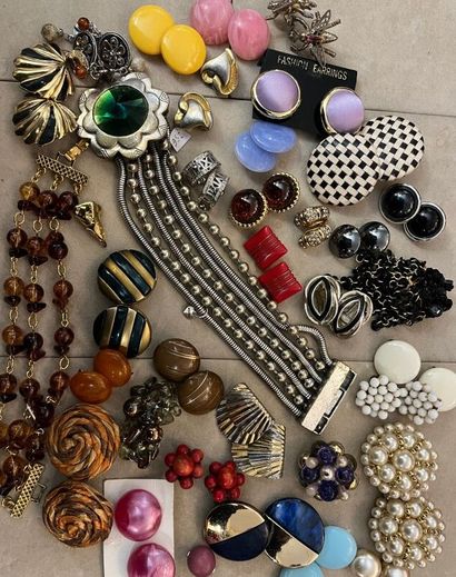 Lot de bijoux:

-32 paires de boucles d'oreilles...