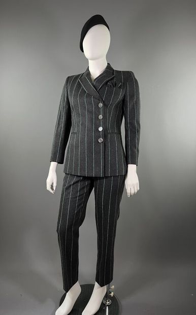 GIORGIO ARMANI - Tailleur pantalon.

L'ensemble...