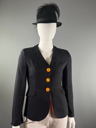 GIORGIO ARMANI - Veste.

Le modèle est taillé...