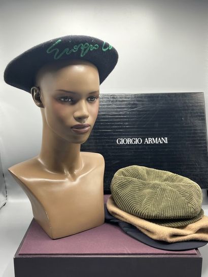 GIORGIO ARMANI - Lot de 4 chapeaux des années...