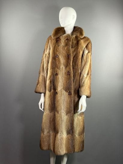 REVILLON - Fur coat.

Long raglan sleeves...