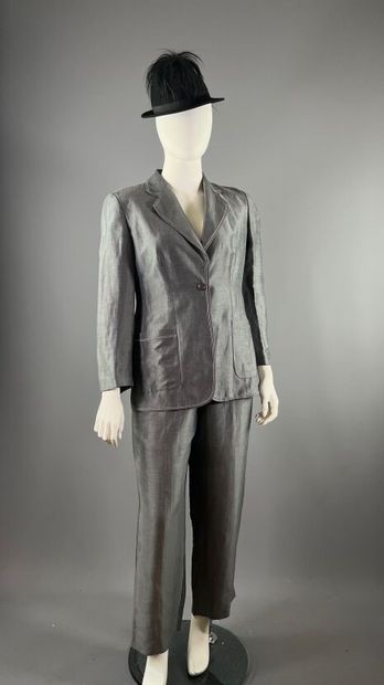 GIORGIO ARMANI - Tailleur pantalon.

L'ensemble...