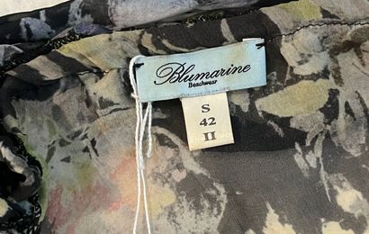 BLUMARINE - Robe d'été.

Modèle taillé dans...