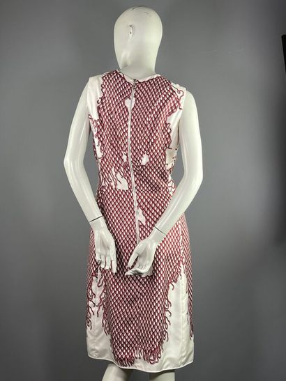 LOUIS VUITTON - Robe.

Le modèle est taillé...