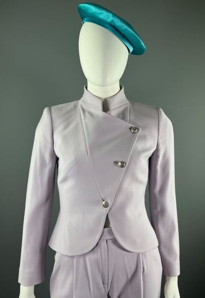 GIORGIO ARMANI - Tailleur pantalon.

L'ensemble...
