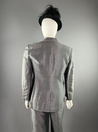 GIORGIO ARMANI - Tailleur pantalon.

L'ensemble...