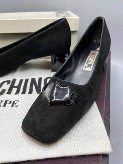 MOSCHINO - Escarpins - Années 90.

Modèle...