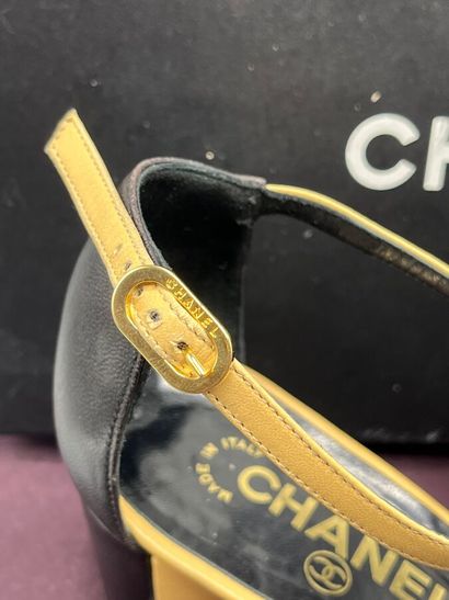 CHANEL - Escarpins ouverts - Taille 39

Le...