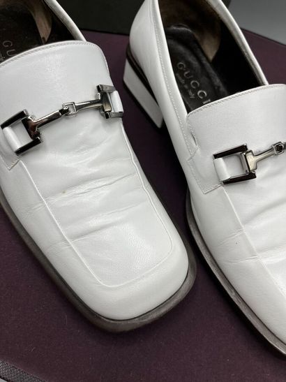 GUCCI - Mocassins.

Le modèle est réalisé...