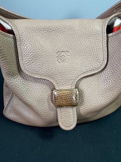 LOEWE - Sac GRENADE

Le modèle est taillé...