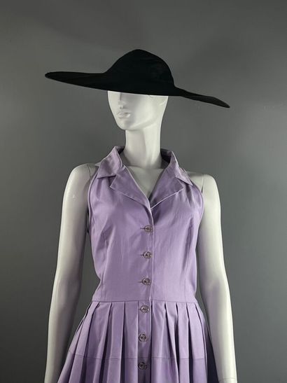 VALENTINO - Summer dress.

Cut from parma-colored...
