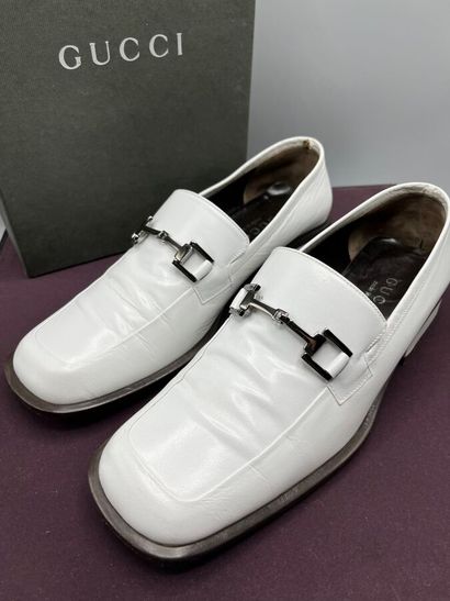 GUCCI - Mocassins.

Le modèle est réalisé...