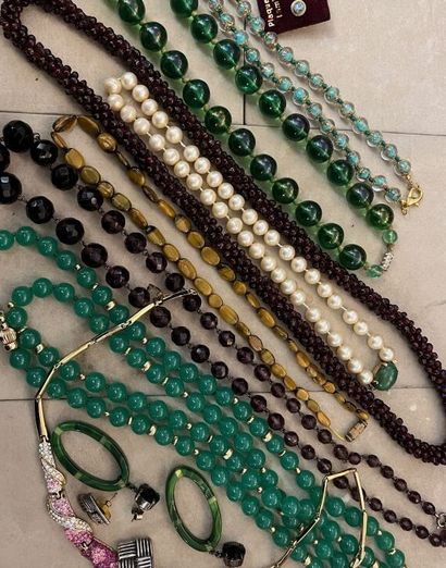 Lot de bijoux:

-8 colliers dont pâte de...