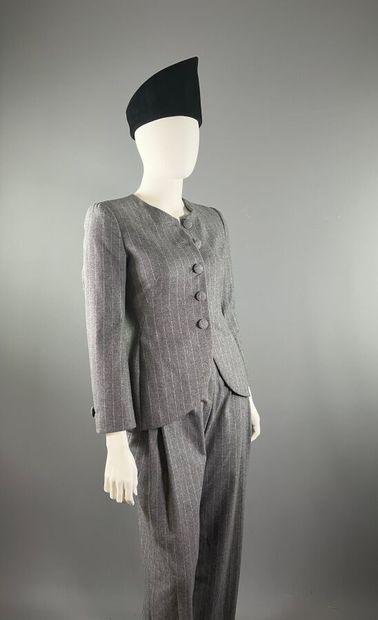 GIORGIO ARMANI - Tailleur pantalon.

L'ensemble...