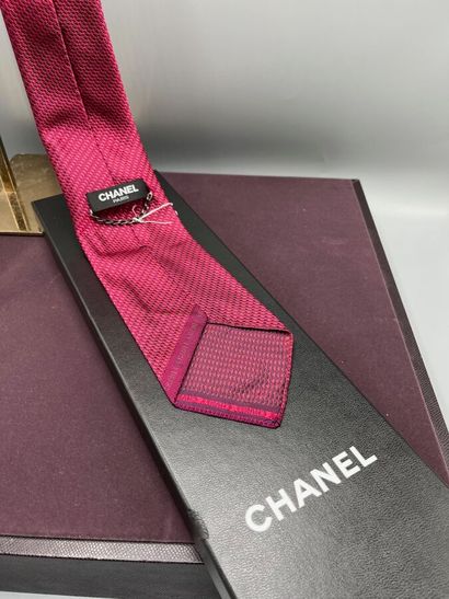 CHANEL - Cravate.

Modèle réalisé en soie...