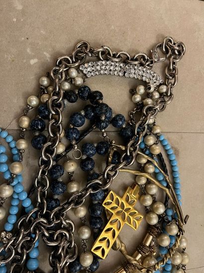 Lot de bijoux: 

-7 colliers dont TRIFARI,...