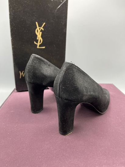 YVES SAINT LAURENT - Court shoes. 1990s.

Black...