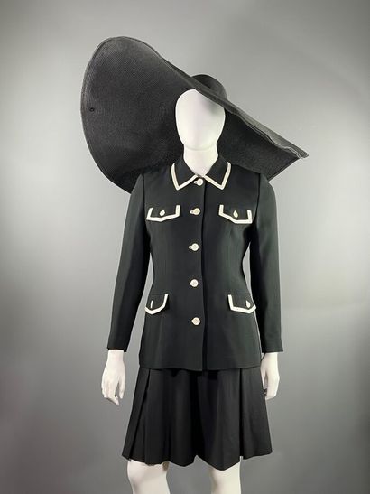 Miss TORRENTE - Jacket

Cut from midnight-blue...