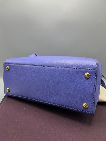 FENDI - 2 DAYS handbag.

Model here in lilac-purple...