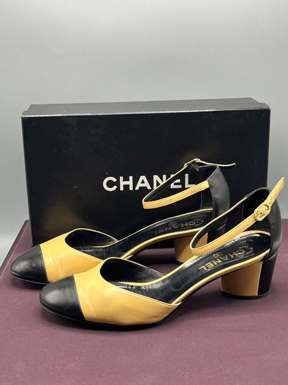 CHANEL - Escarpins ouverts - Taille 39

Le...