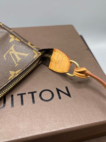LOUIS VUITTON - Sac pochette accessoires...