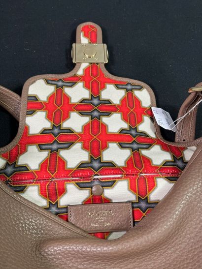 LOEWE - Sac GRENADE

Le modèle est taillé...