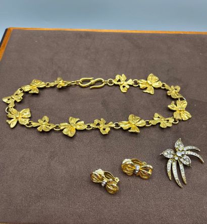 Lot de bijoux fantaisie comprenant :

-Collier...