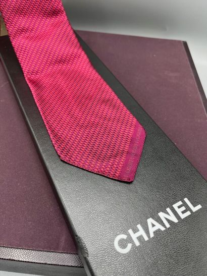 CHANEL - Cravate.

Modèle réalisé en soie...
