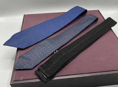 HERMÈS et autre - Lot de 3 cravates.

Modèle...