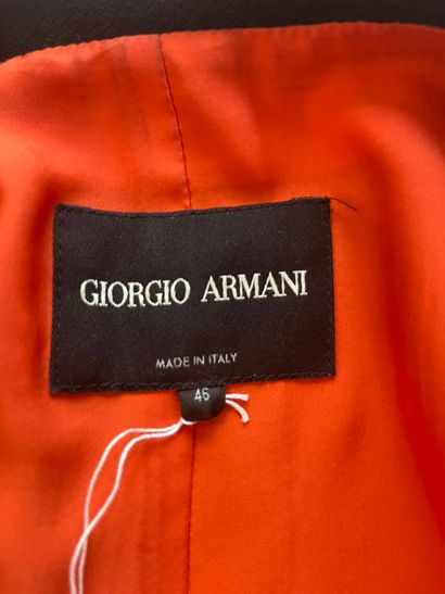 GIORGIO ARMANI - Veste.

Le modèle est taillé...