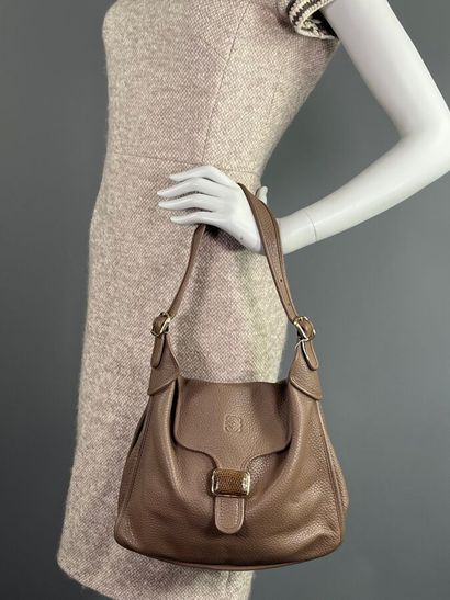 LOEWE - Sac GRENADE

Le modèle est taillé...