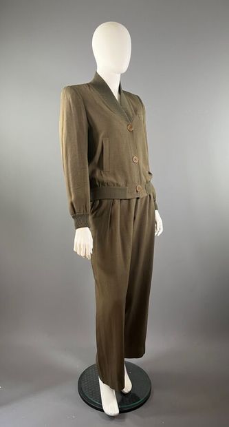 GIORGIO ARMANI - Ensemble pantalon.

Le modèle...