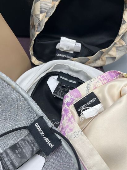GIORGIO ARMANI - Lot de 4 chapeaux dont collection...