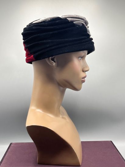 GIORGIO ARMANI - vers 2010 - Toque.

Le modèle...